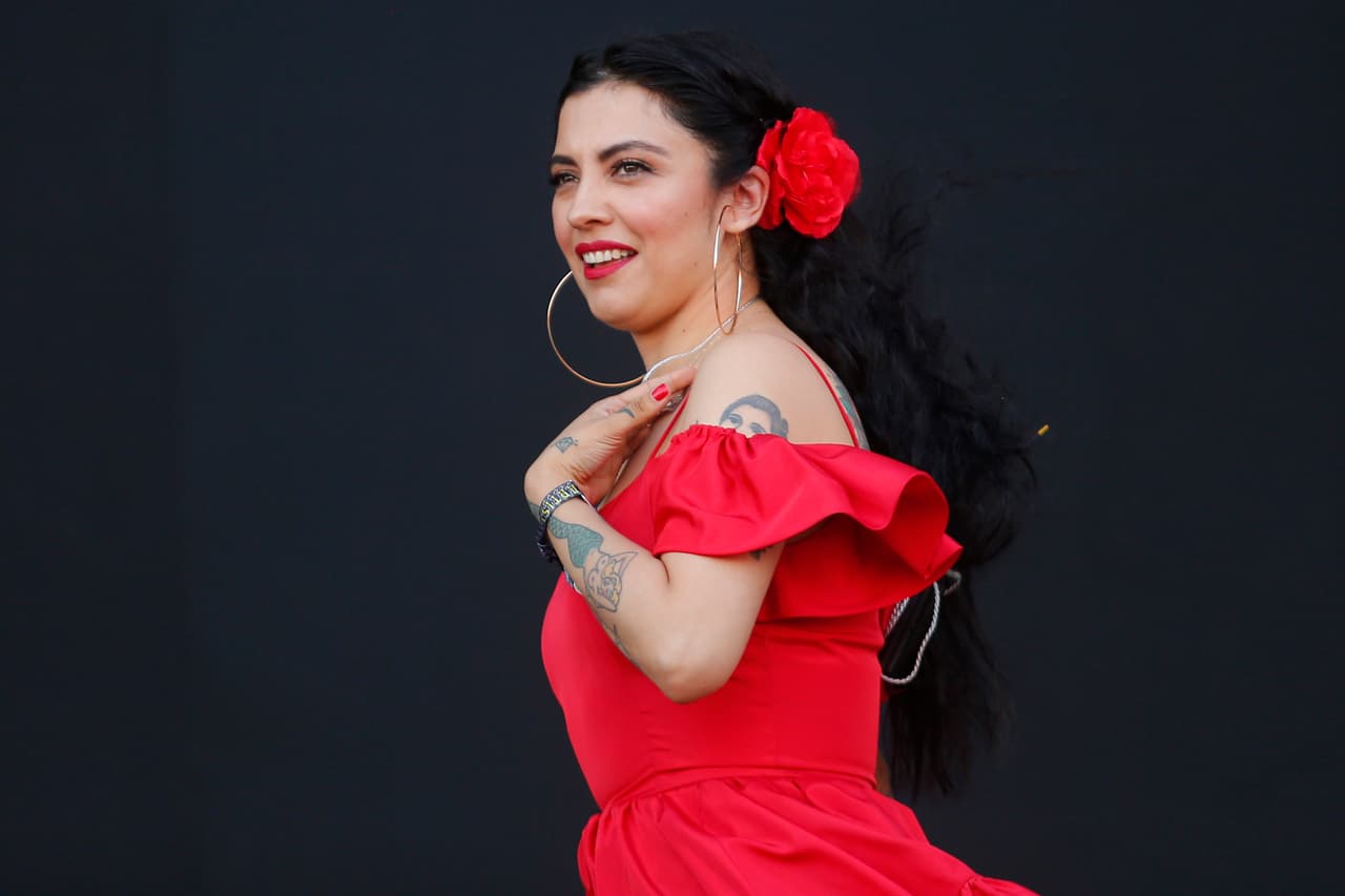 Cuando su abuela murió, Mon Laferte le compuso una canción a su “mamita Chepita”, quien ha dicho fue su gran influencia en el mundo de la música. Para ella es el tema 'El Cristal', incluido en su álbum 'Mon Laferte, Vol. 1', su tercer álbum.