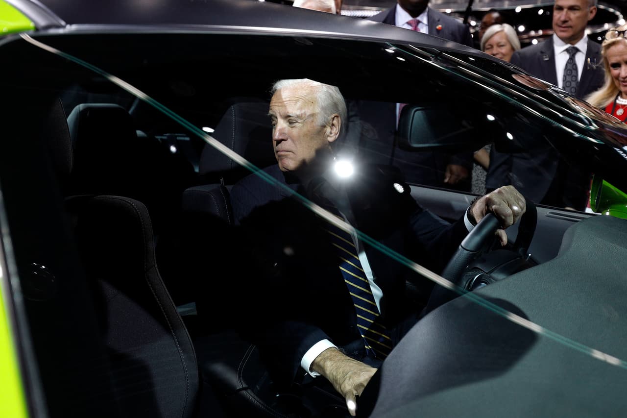 Para el presidente,
<b>esta prohibición es de por vida</b>, mientras que para el vicepresidente es válida hasta seis meses después de la finalización del mandato.