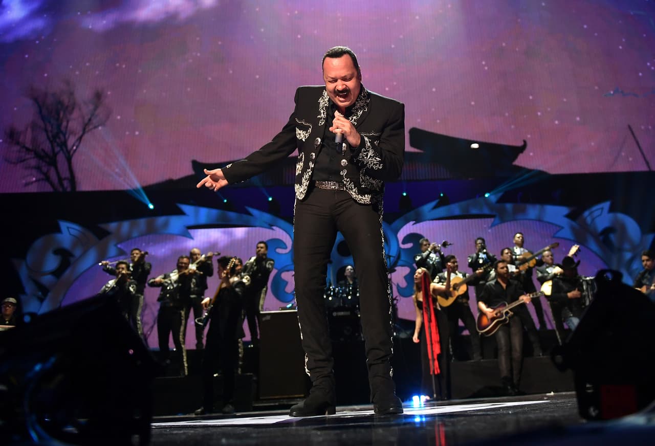 "Sé que la industria de la música va a poner
<b><a href="https://www.univision.com/shows/premios-juventud/sera-historico-pepe-aguilar-prepara-un-cielito-lindo-muy-especial-para-premios-juventud" target="_blank">de nuevo de moda la música del mariachi</a></b> y nos daremos cuenta que consumimos lo que nos den", previno.
<br>