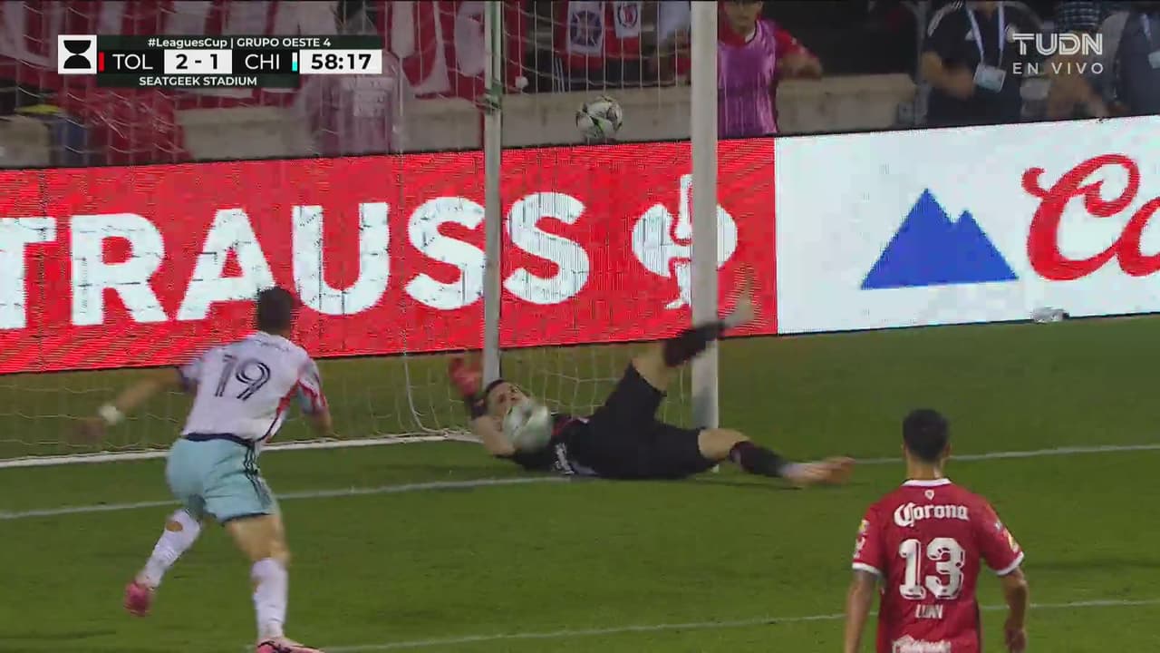 ¡Atajadón! Volpi ataja el remate, pega en el poste y la defensa despeja