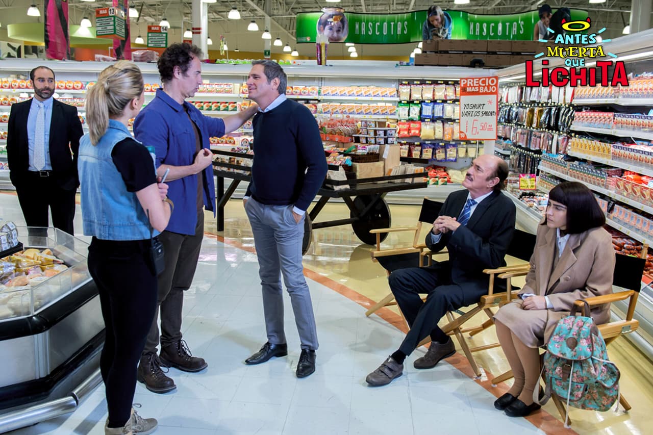 El director discute con Roberto al no poder hacer el comercial porque que los empleados no logran transmitir lo que se necesita para que el público se la crea.