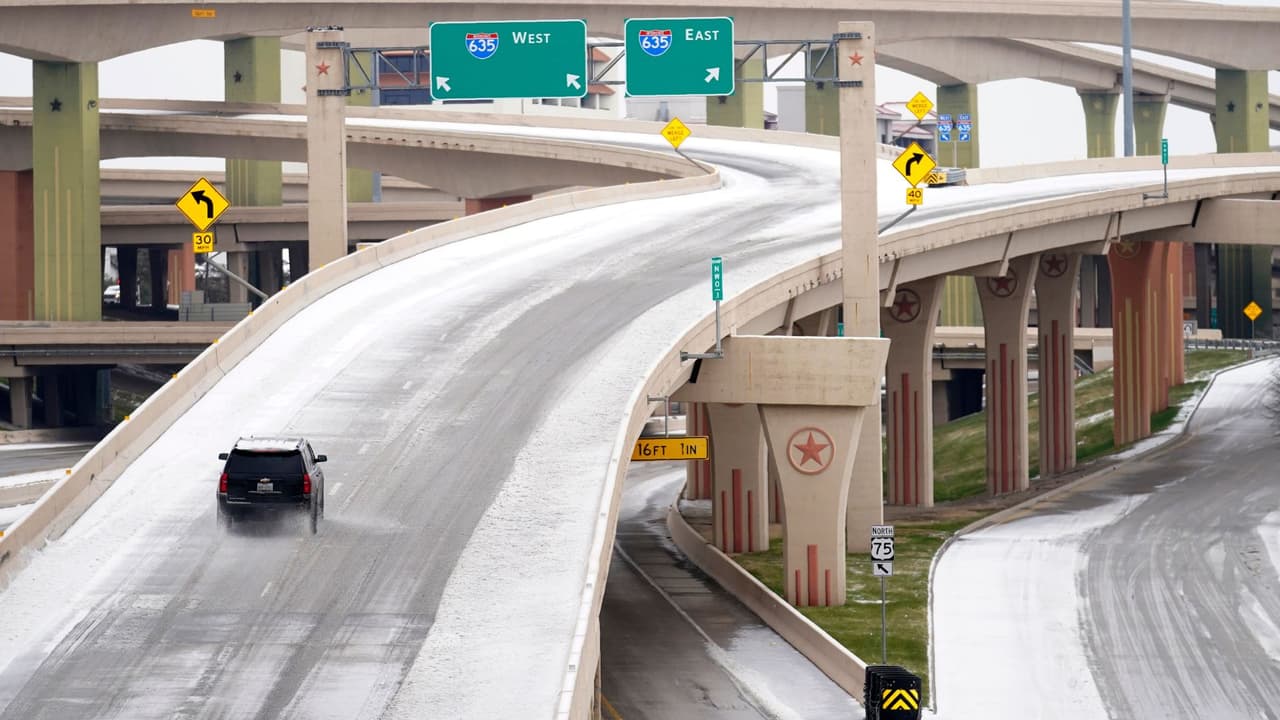 Un conductor conduce lentamente a través de la carretera helada en la autopista US 75 y el intercambio LBJ 635 martes, 31 de enero 2023, en Dallas.
