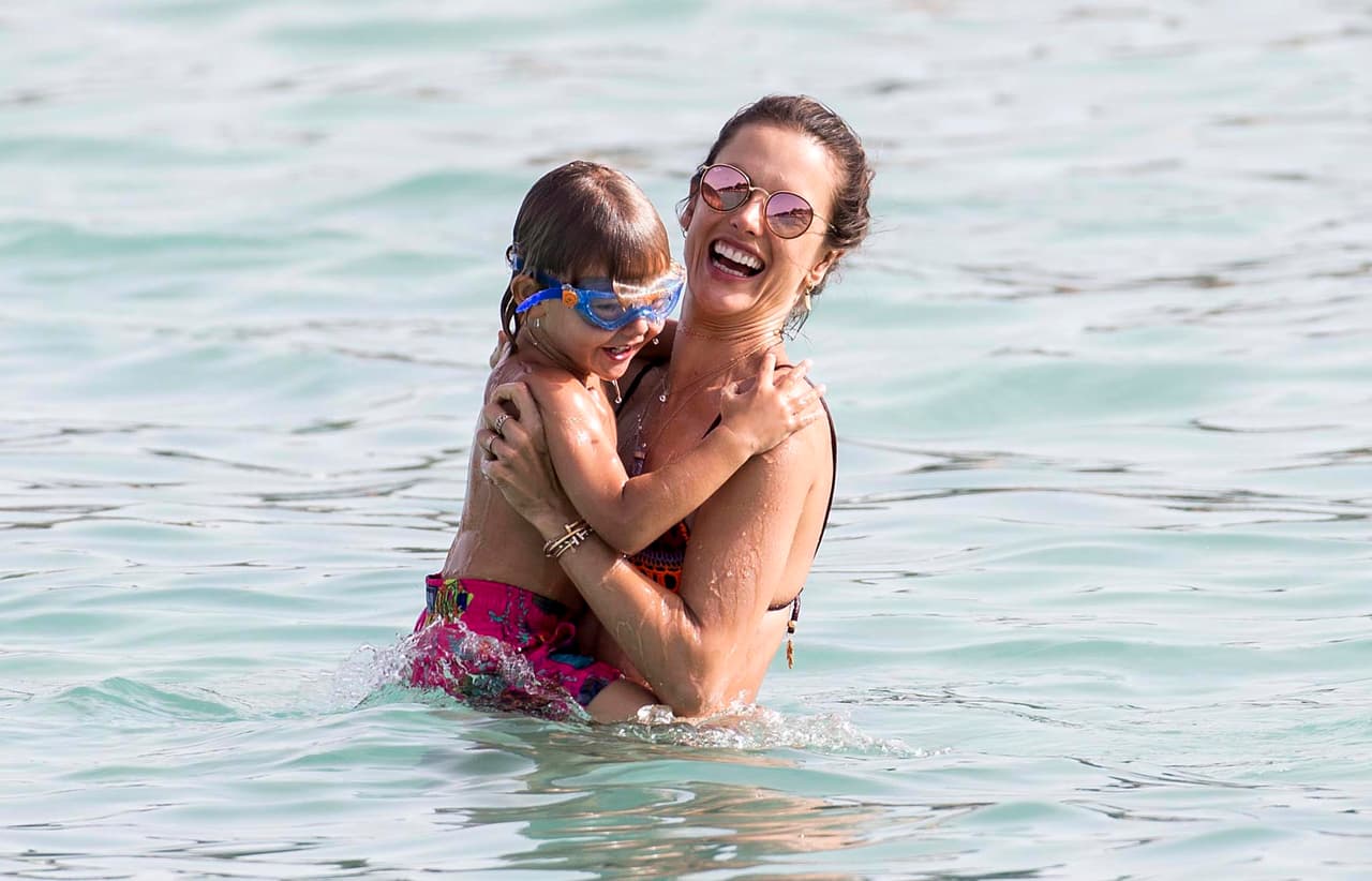 ¡Adorables! Para 
<b>Alessandra Ambrosio</b> es muy importante compartir tiempo de calidad con sus pequeños y llenarlos de amor.