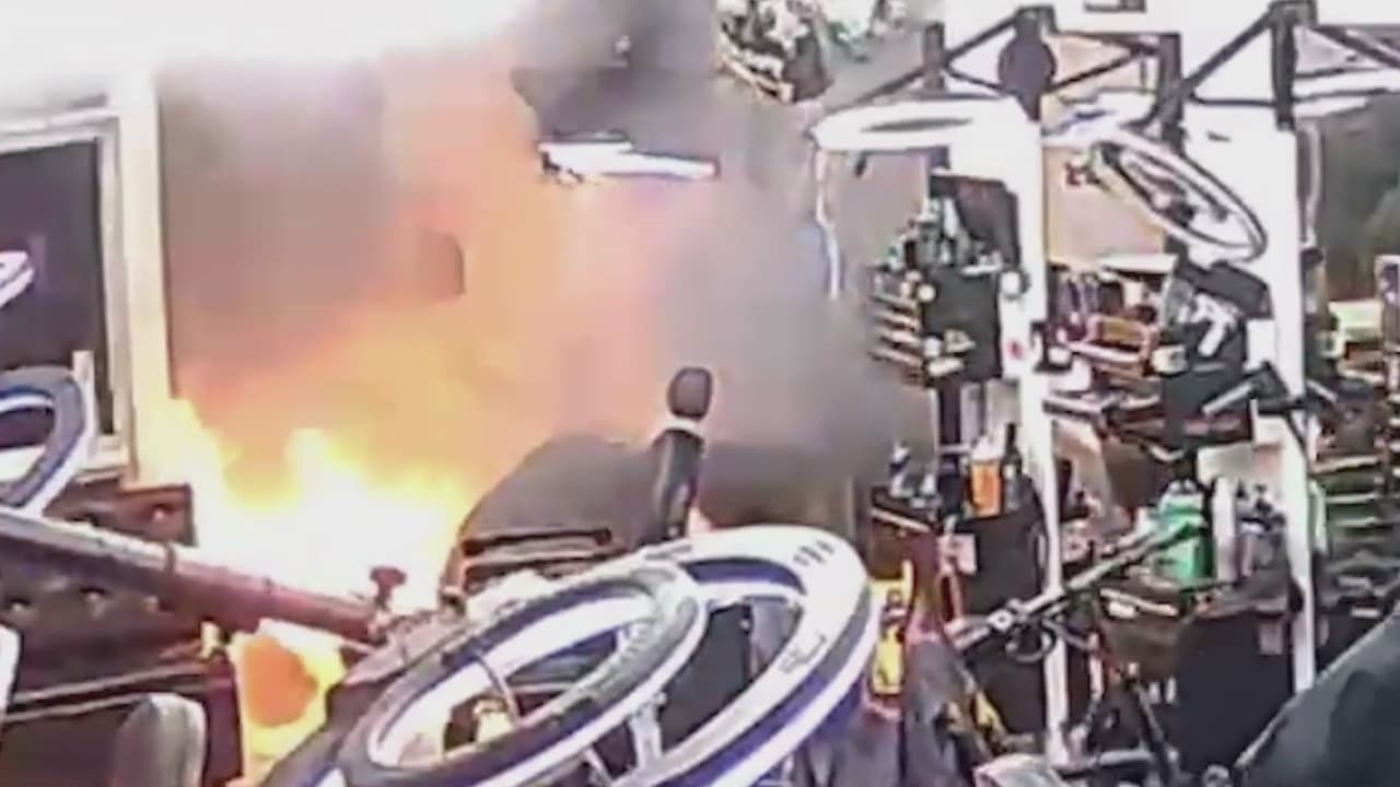 El momento en que se incendia una barbería en El Bronx: al menos seis personas resultaron heridas