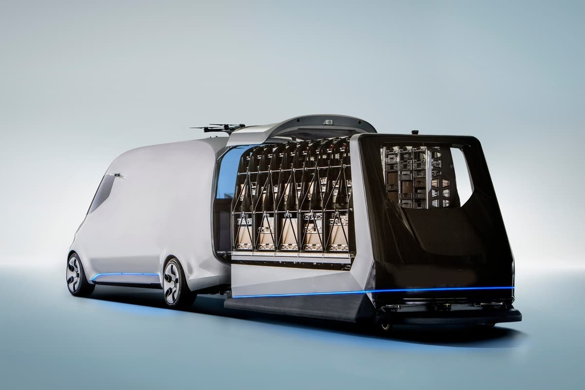 La carga de la mercancía en el interior de la Mercedes-Benz Vision Van es totalmente automatizada. Su sistema de estanterías automotizadas con robots se encarga de la distribución de los paquetes hasta las manos del tripulante o las tenazas de los drones.