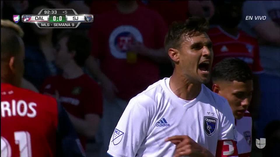 Tiro desviado de Chris Wondolowski