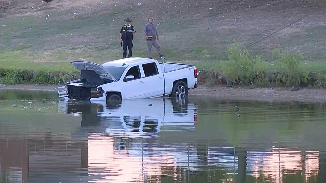 <h3 class="cms-H3-H3">Una discusión antes de los disparos</h3> La Policía de Dallas recibió el reporte de 
<b>un tiroteo alrededor de las 11:29 p.m. en la cuadra 2200 de Singleton Boulevard,</b> en West Dallas. 
<br>La información preliminar indica que 
<b>un desconocido disparó contra el conductor y huyó. </b>
<br>Testigos dijeron que 
<b>dos conductores habían entrado en un estacionamiento y comenzaron a discutir.</b>
<br>Después de los disparos, el hombre habría conducido cerca de una milla 
<b>antes de perder el conocimiento a causa de la herida. </b>
<br>La policía no ha confirmado 
<b>qué provocó la discusión, si los involucrados se conocían o si se trató de un conflicto vial.</b>