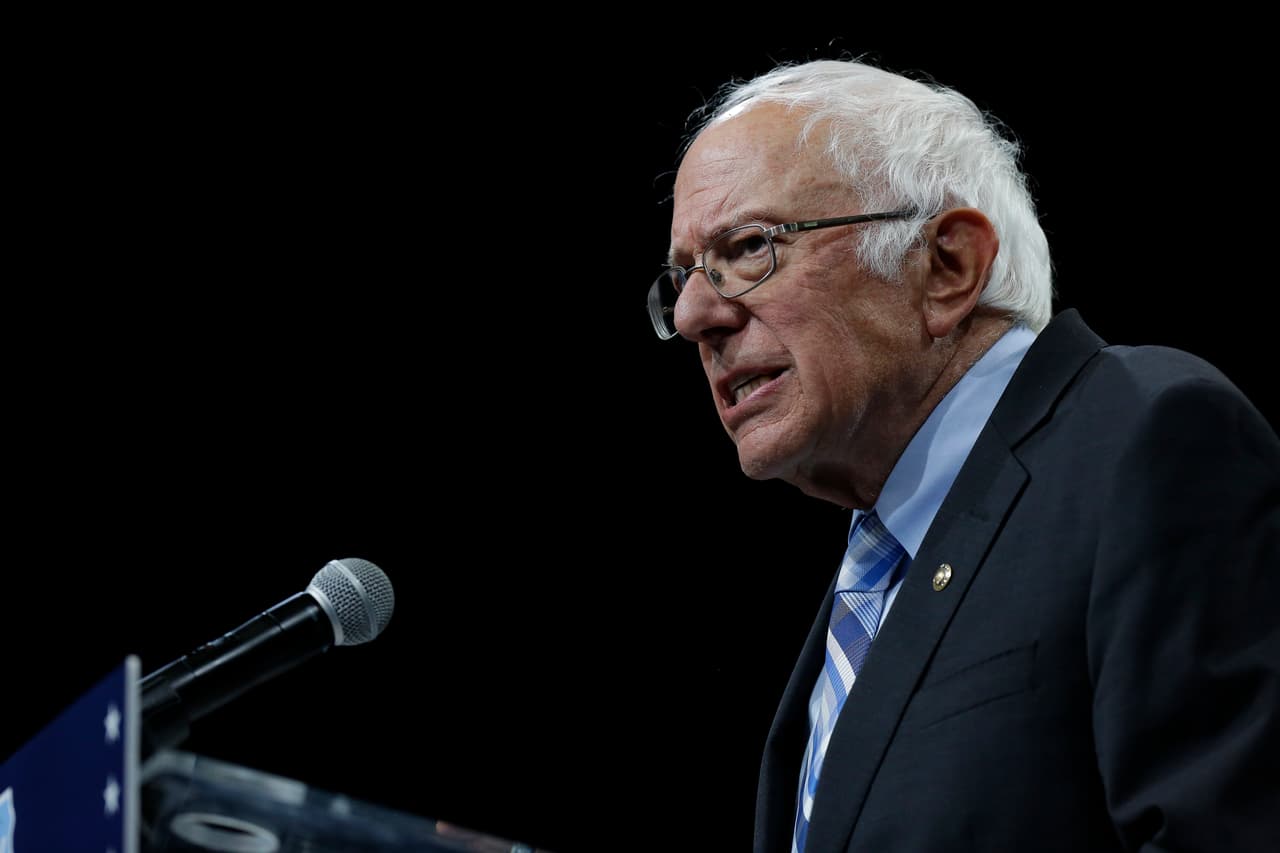 <b>BERNIE SANDERS, senador federal independiente por Vermont</b>. Sanders busca por segunda ocasión la candidatura presidencial demócrata y como base de campaña utiliza el mismo mensaje que ha utilizado a lo largo de su carrera: la inequidad económica inunda la nación y el gobierno federal debe usar su poder para redistribuir la riqueza. En sus propuestas Sanders apuesta por aplicar un impuesto al 0.1 por ciento de los hogares del país -los más acaudalados- para costear seguro de salud universal parsa niños y Medicare-for-all. Sanders apuesta también por proveer más fondos a las escuelas en áreas de mayor pobreza y condonar la deuda universitaria de los jóvenes que han solicitado financiamiento. En inmigración, Sanders fue el primero en proponer un alto a las deportaciones y convertir en ofensa civil el ingreso ilegal al país.