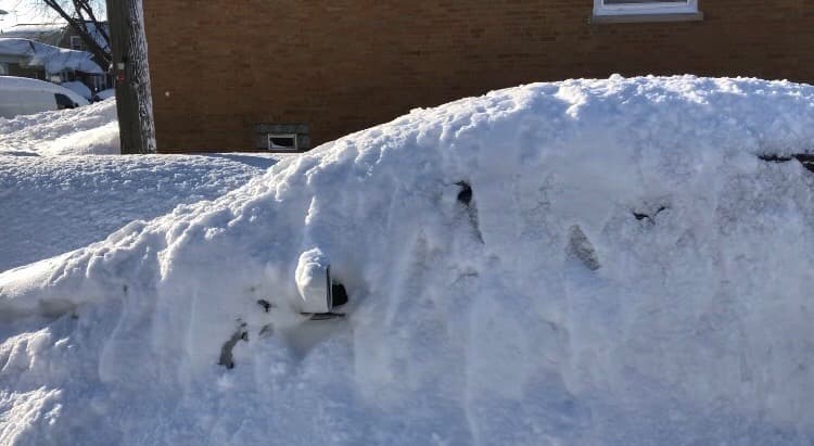 Vehículo bajo la nieve en el barrio de Pilsen.