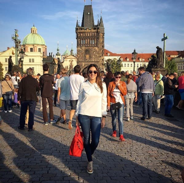 Aquí la vemos caminando por el famoso Charles Bridge que cruza el río Vltava en Praga.