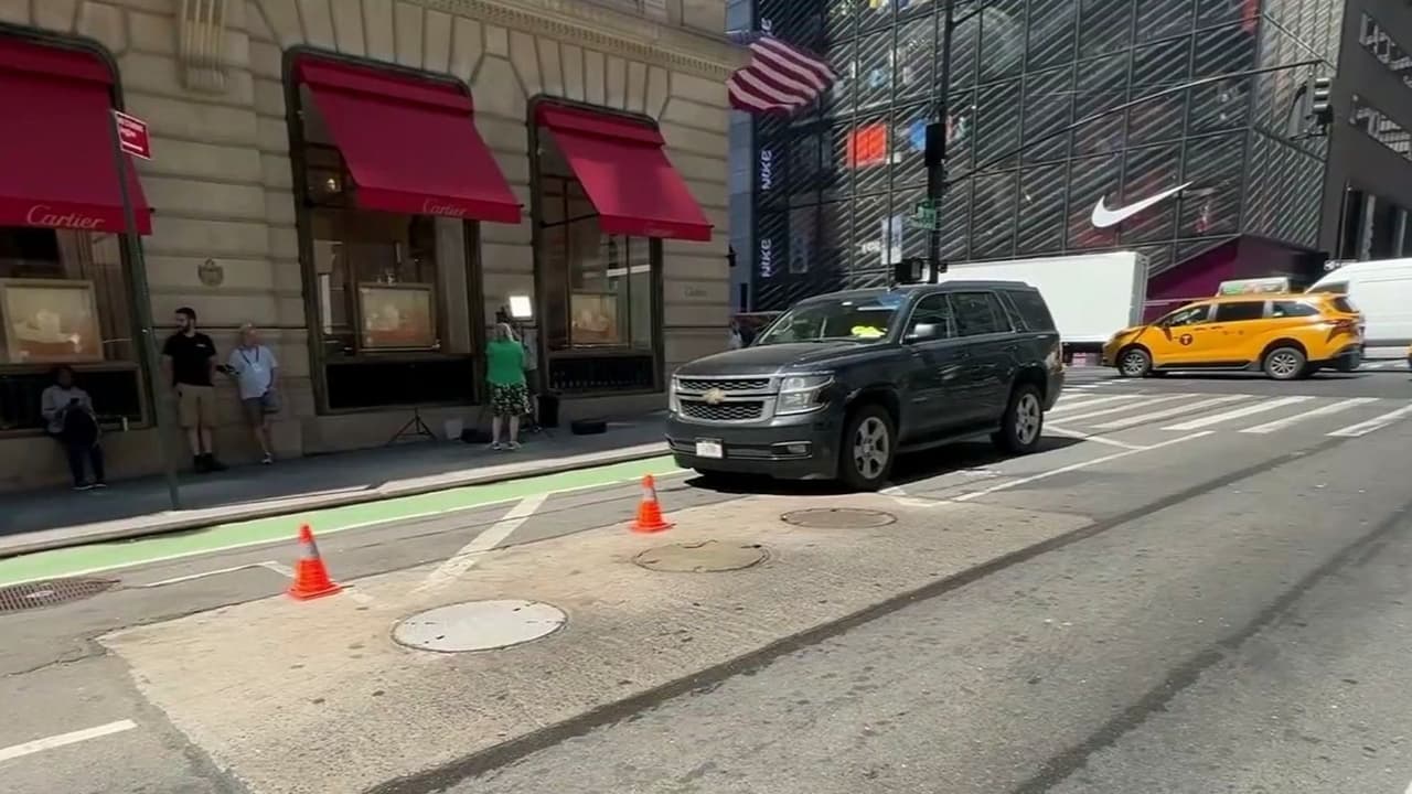 ¿El paso de un camión provocó el colapso de la tapa de una coladera donde murió una mujer en Manhattan?