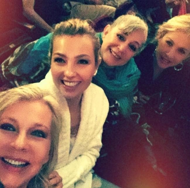 En 2013, Laura Zapata demandó a las hermanas Sodi y a Thalía para que le devolvieran a su abuelita el dinero producto de la venta de un departamento que se destinaría para la manutención de doña Eva Mange, lo cual logró la furia de todas e intensificó el distanciamiento.