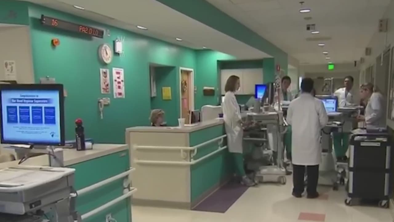 <b>¿Por qué sucede esto ahora? </b>Los nuevos requisitos están establecidos para frenar la propagación de la variante delta altamente transmisible de COVID-19. En Filadelfia, la tasa de casos nuevos se ha duplicado tres veces en el último mes. El requisito de restablecimiento de la máscara es "un primer paso", dijo Bettigole, y agregó que la ciudad volverá a evaluar en función de los números de casos futuros, las hospitalizaciones y las tasas de vacunación.
<br>