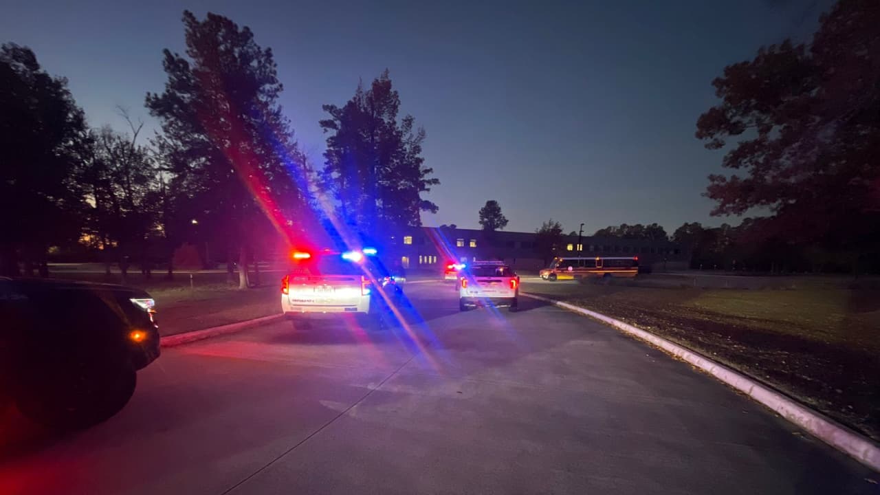 Buscan a joven de 20 años que amenazó con un arma a estudiantes en un autobús de Spring ISD