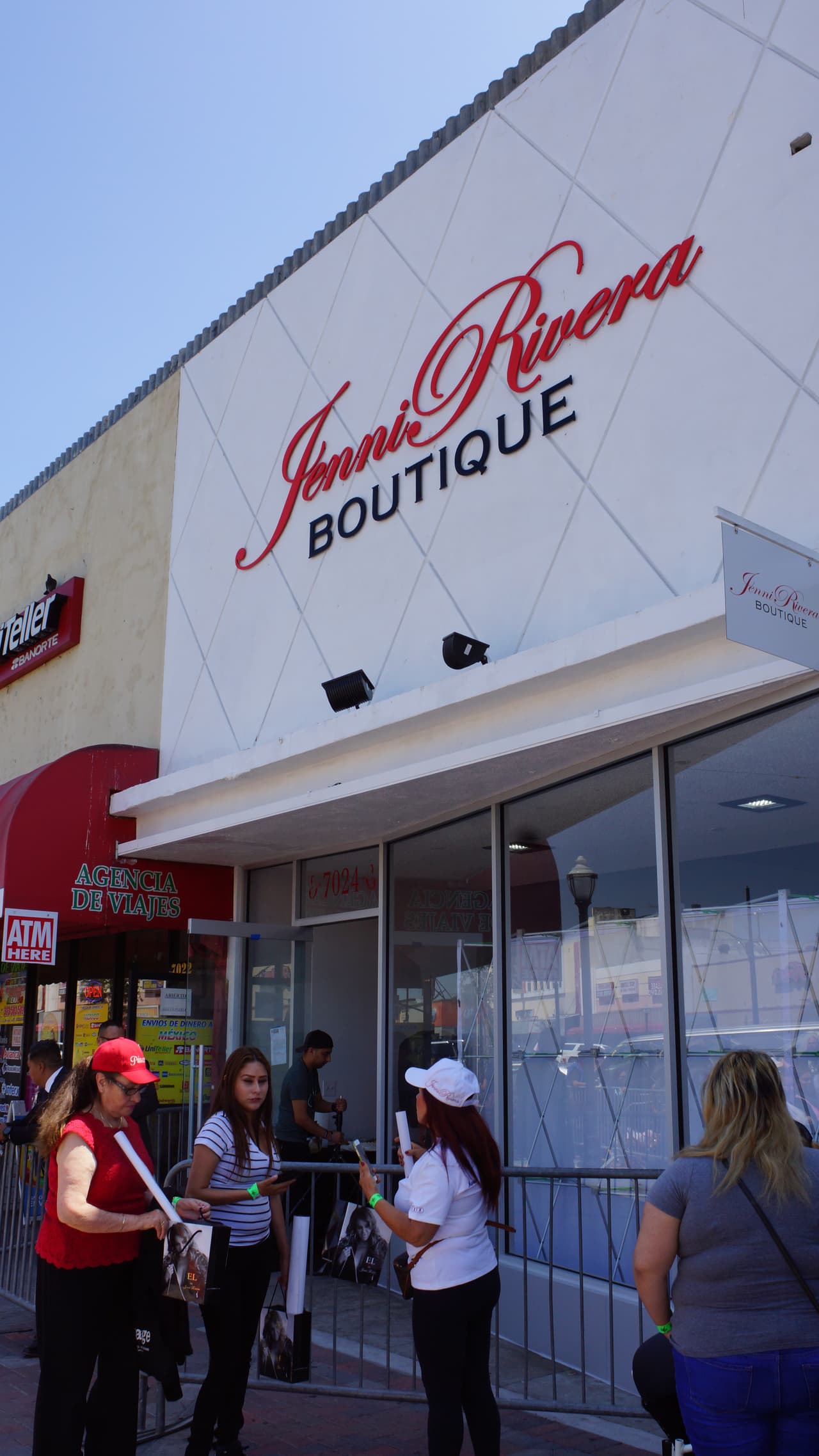 Los hijos de la desaparecida cantante estuvieron al pendiente de todos los detalles para que la boutique fuera inaugurada días después del cumpleaños 48 de su madre.