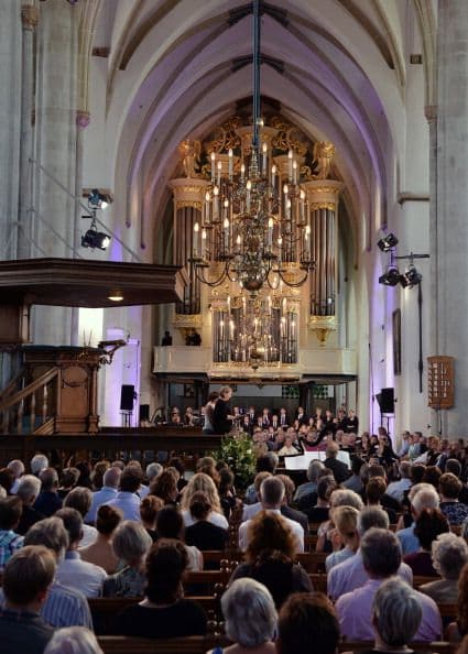 La gente atiende un servicio religioso en memoria de las 298 víctimas del vuelo MH17 en la iglesia de Joriskerk en Amersfoort.  