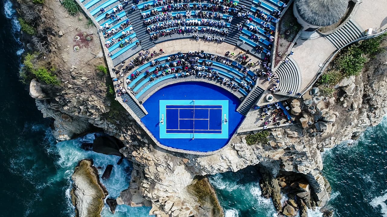 El alemán Alexander Zverev y el austriaco Dominic Thiem llegaron en helicóptero a un acantilado de Acapulco, cercano a la popular zona de La Quebrada, donde jugaron un partidito de exhibición y fueron recibidos con mariachis por el director del torneo, Raúl Zurutuza, horas antes del inicio de actividades del cuadro principal.