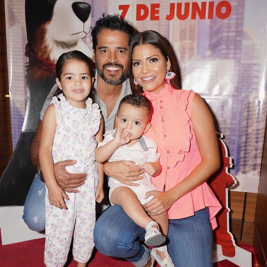 Luis Carlos Martínez, esposo de Ana y hermano de Karla Martínez, no se perdió la oportunidad de disfrutar antes que nadie de la película que les encanta a sus hijos.