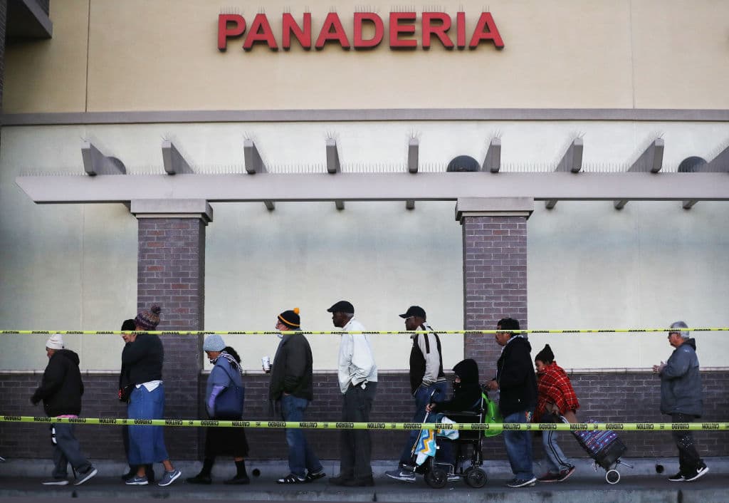 <b>En la tienda al ingresar:</b>
<br>
<b>-</b>Aunque la mayoría de las tiendas tienen desinfectante o toallitas húmedas, hay quienes prefieren tener el propio y usarlo cada vez que sea necesario.
<br>-Limpiar superficies del carro de compras y evitar tocar manillas, repisas o puertas.
<br>-En algunas cadenas de supermercados están aplicando restricciones en el número de personas, por eso recomiendan no ir en grupo, ya que eso demora aún más el ingreso.
<br>-Para aplicar la debida distancia social, sólo se permite cierta cantidad de personas.
<br>-Si la tienda no implementa esta medida, en el interior debes mantener debida distancia de otros clientes
<br>-Si usas guantes para no tocar superficies del supermercado, recuerda de igual manera no llevarte las manos a la cara.