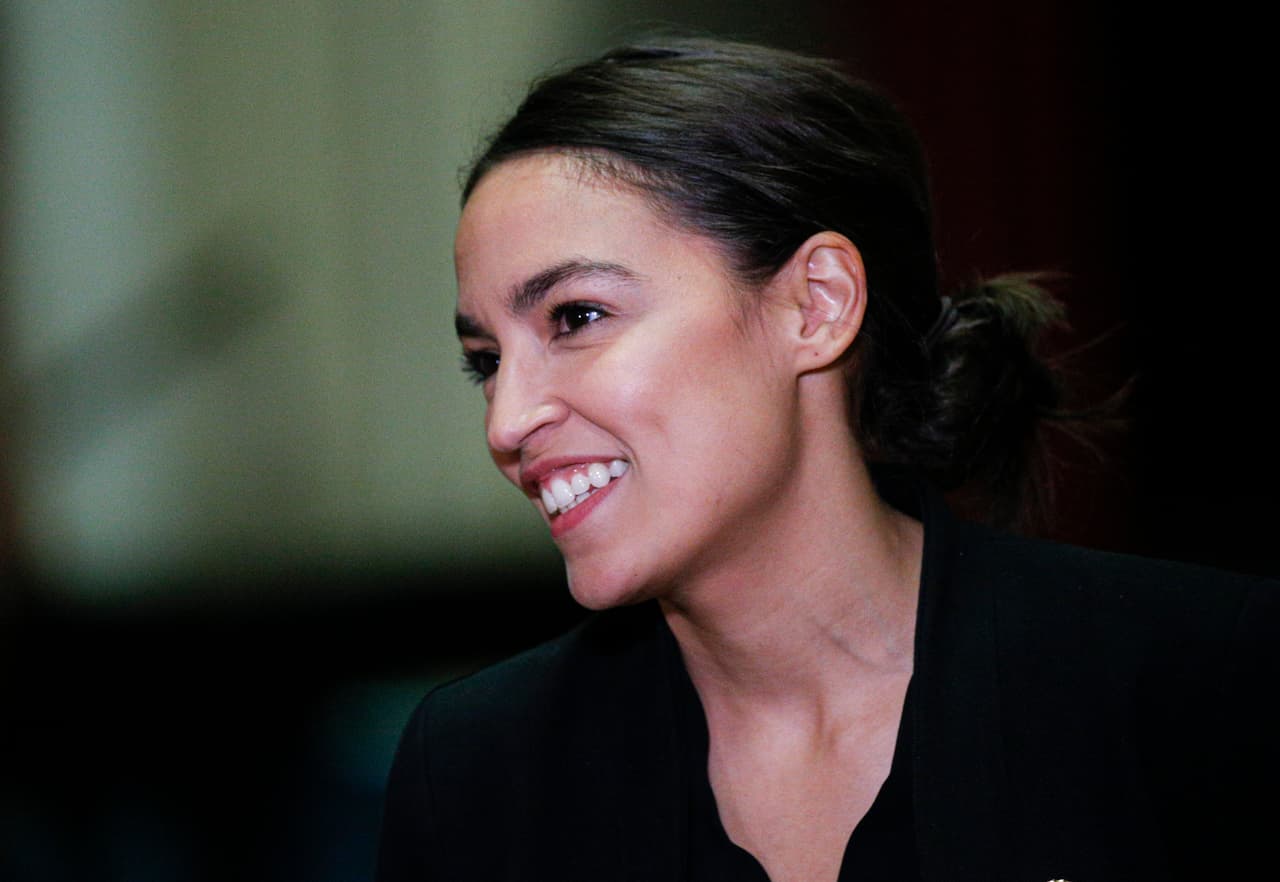 Por tercer año consecutivo, AOC y su equipo distribuyen mochilas en el Bronx para el regreso a clases