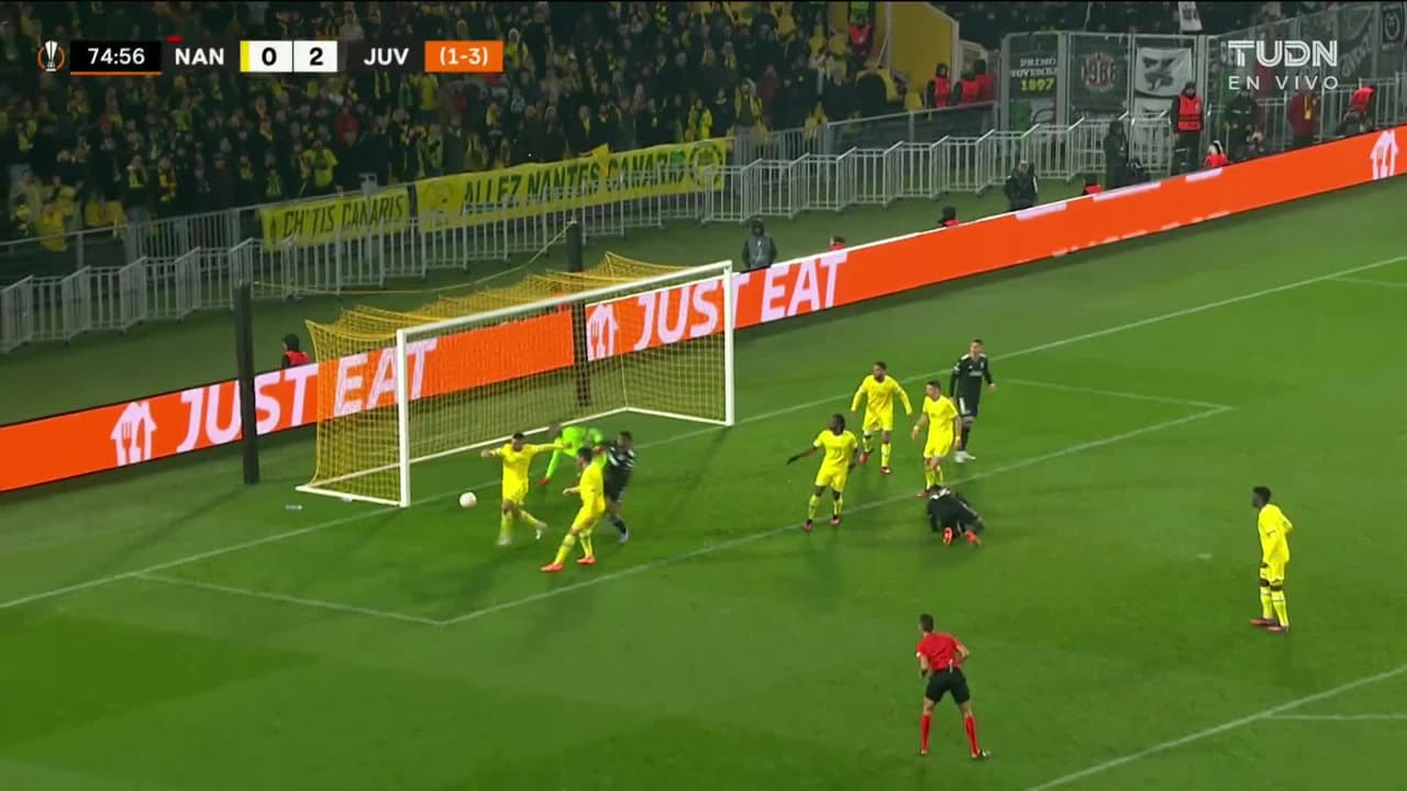 ¡TIRO ATAJADO! disparo por Alex Sandro.