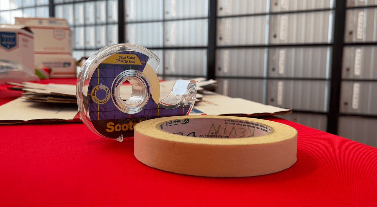 No use este tipo de cinta adhesiva, ya que son frágiles y se rompen o mojan con facilidad.