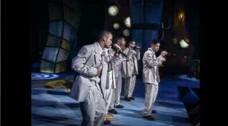 La banda musical de origen puertorriqueño y colombiano, Barrio Boyzz, cantó 'Una noche de amor'. El grupo se mantuvo activo hasta el 2001.