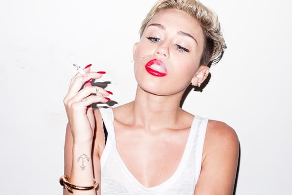 Miley Cyrus llamó a la acción: "No permitas que hoy se convierta en ayer... no dejes que el mañana pase de largo. Cada día que pasa es uno perdido, como las valiosas vidas que se apagan por los actos violentos cometidos con armas de fuego. No podemos rendirnos. Envía un mensaje de texto con la palabra ACT al 644-33 para ponerle fin a esto".