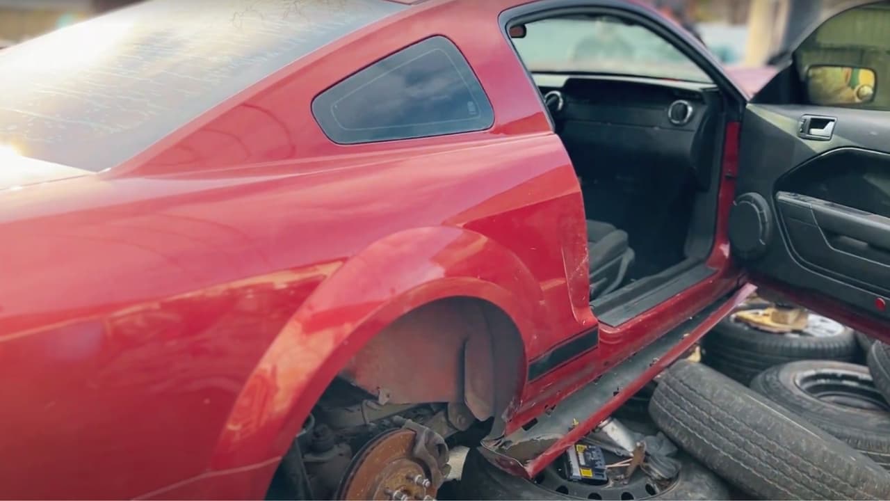 Policía de Fort Worth descubre un almacén clandestino con autos robados, algunos desmantelados.