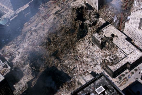 El 19 de septiembre Estados Unidos fue víctima de horrendos ataques terroristas: Al Qaeda secuestró e impactó cuatro aviones contra varios objetivos y que causaron la muerte y destrucción, siendo el episodio que precedería a la guerra de Afganistán y a la adopción por el Gobierno estadounidense y sus aliados de la política denominada de Guerra contra el terrorismo. Los atentados fueron cometidos por diecinueve miembros de la red yihadista Al-Qaida,1 divididos en cuatro grupos de secuestradores, cada uno de ellos con un terrorista piloto que se encargaría de pilotar el avión una vez ya reducida la tripulación de la cabina. Los aviones de los vuelos 11 de American Airlines y 175 de United Airlines fueron los primeros en ser secuestrados, siendo ambos estrellados contra las dos torres gemelas del World Trade Center, el primero contra la torre Norte y el segundo poco después contra la Sur, provocando que ambos rascacielos se derrumbaran en las dos horas siguientes.2 3 El tercer avión secuestrado pertenecía al vuelo 77 de American Airlines y fue empleado para ser impactado contra una de las fachadas del Pentágono, en Virginia. El cuarto avión, perteneciente al vuelo 93 de United Airlines, no alcanzó ningún objetivo al resultar estrellado en campo abierto, cerca de Shanksville, en Pensilvania, tras perder el control en cabina como consecuencia del enfrentamiento de los pasajeros y tripulantes con el comando terrorista.