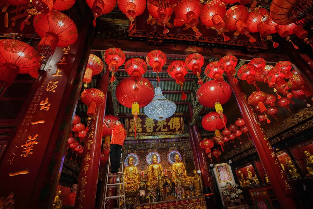 El Año Nuevo lunar es la festividad anual más importante en China y algunas naciones del sudeste asiático. Un trabajador decora con farollos el Templo chino de Leng Nuei Yee, en Bangkok, Tailandia.