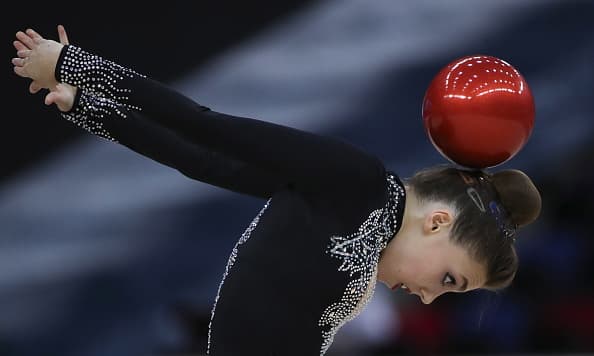 BAKU, AZERBAIJAN - SEPTEMBER 17, 2019. La atleta Aleksandra Sklioutovskaya-Lopez de Puerto Rico presenta una rutina con balón en un evento calificatorio individual en el 37mo Campeonato Mundial de Gimnasia Rítmica.