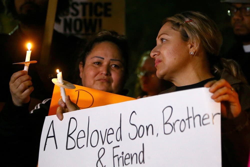 Un joven de 14 años murió a manos de un oficial de la policía de Phoenix, en Arizona, luego de que el agente le disparó el pasado martes. Según las autoridades, acudieron por el reporte de un sospechoso tratando de robar en un auto.