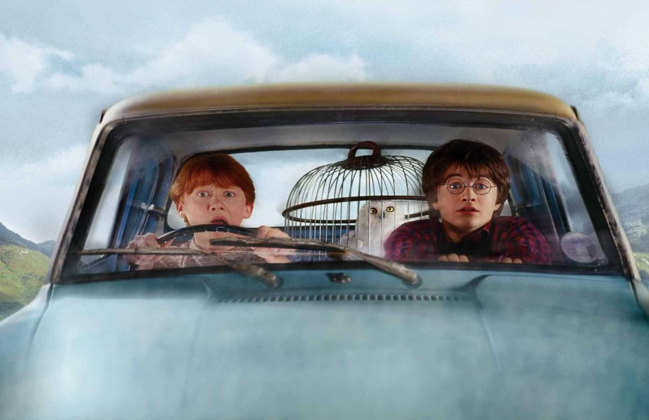 El famoso Ford Anglia de 1962 en el que Harry Potter remonta los cielo en Harry Potter and the Chamber of Secrets (2002)
<b>vuela por puro arte de magia</b>. Algo con lo que no tenemos ningún problema, ya que sería la única explicación posible para que la anti-aerodinámica chatarrita inglesa pudiese volar.