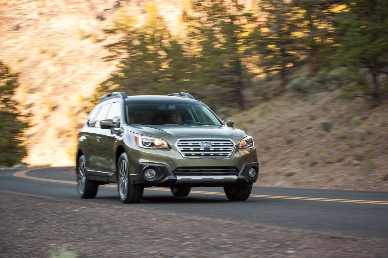 Subaru Outback 2016: Con un espacio interior aceptable, y un espacio de carga amplio el Subaru Outback 2016 se ofrece como una variante interesante por $25.845 dólares. Su configuración de 175 HP el motor boxer, tracción total y la transmisión CVT le brindan una conducción correcta y una economía de combustible en carretera de 33 mpg.