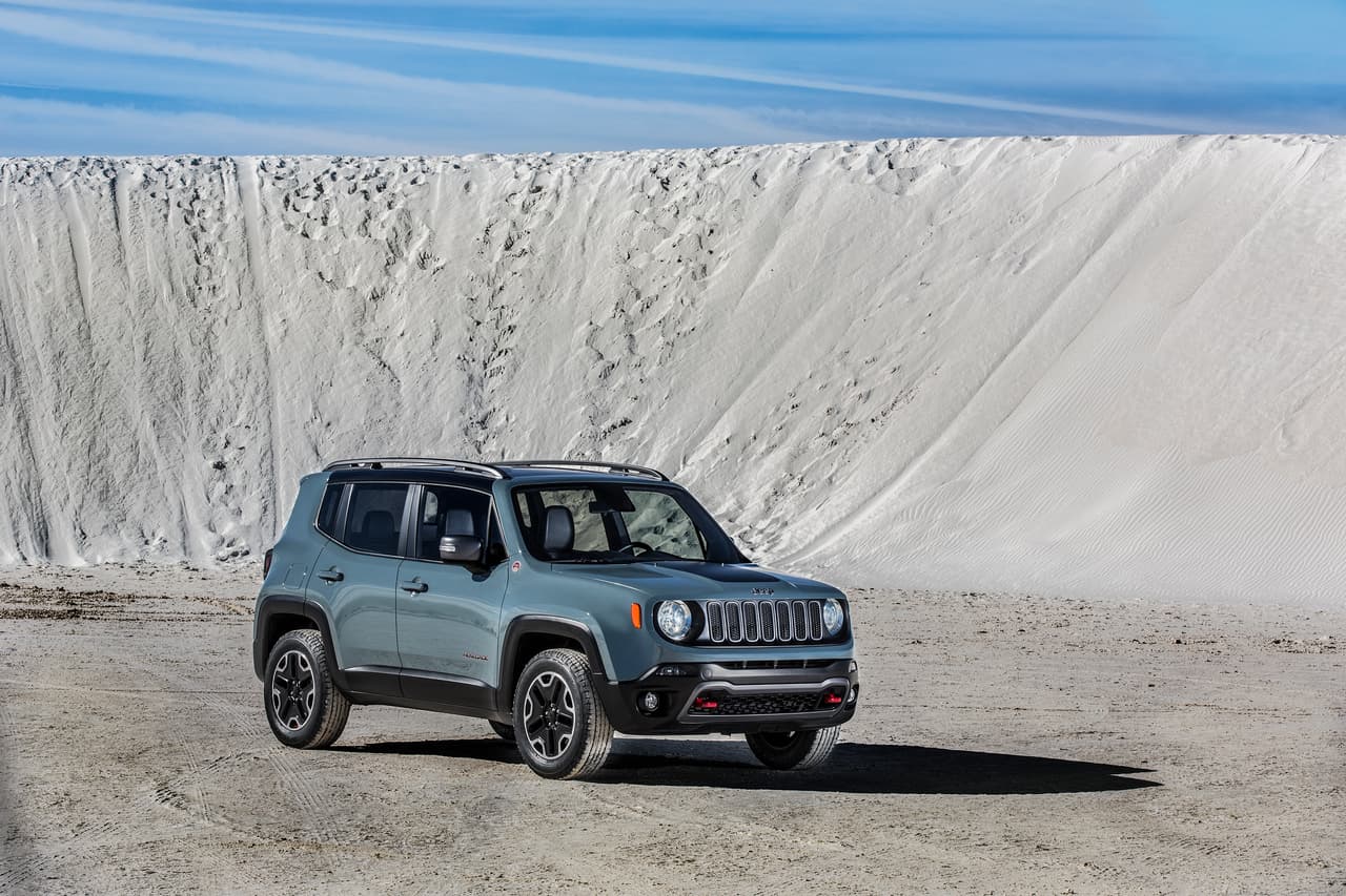 Jeep Renegade Trailhawk: El estilo y la tradición de Jeep se vuelcan al más pequeño de la familia. De buen equipamiento, amplio, adaptable a todos los terrenos se combina con un motor 2.4 litros y la transmisión de 9 marchas automáticas.