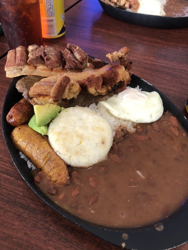 <b>Pimentón Parrilla & Bar </b>
<br>Dirección: 1570 Buford Hwy NE. Buford, GA. 30518
<br>Teléfono: (678) 926-3193
<br>
<b><a href="https://www.yelp.com/map/piment%C3%B3n-parrilla-and-bar-buford">Cómo llegar</a></b>
<br>
<br>Una usuaria de Yelp dijo: “No me quejo de nada en este restaurante. El servicio fue impecable. La comida fue excepcional. Todo estaba perfectamente preparado y nada tenía un sabor extraño. Recomiendo encarecidamente conseguir la bandeja paisa, es enorme y tiene muchas cosas diferentes”.