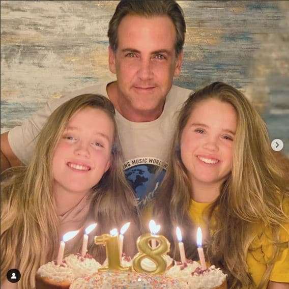 En 2020, el protagonista de ‘Silvana sin lana’, celebró el cumpleaños número 18 de sus jóvenes hijas y aseguró, con un emotivo mensaje en su cuenta de Instagram, que Dios le “demostró lo mucho que lo ama” con su llegada.