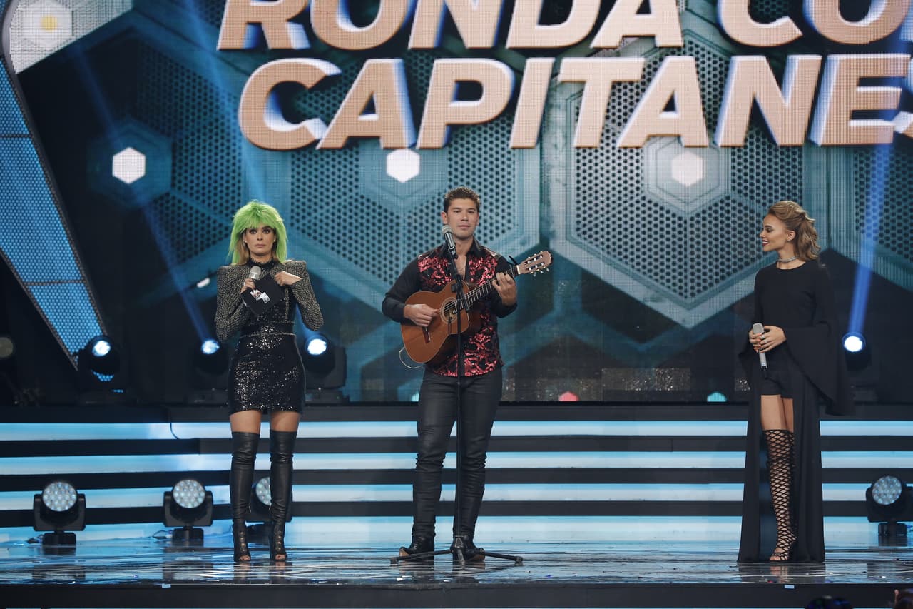 Durante el show, Gali y Leslie tuvieron una divertida escena. Manuel intervino y para evitar que se peleen por su culpa, les dedicó una canción.