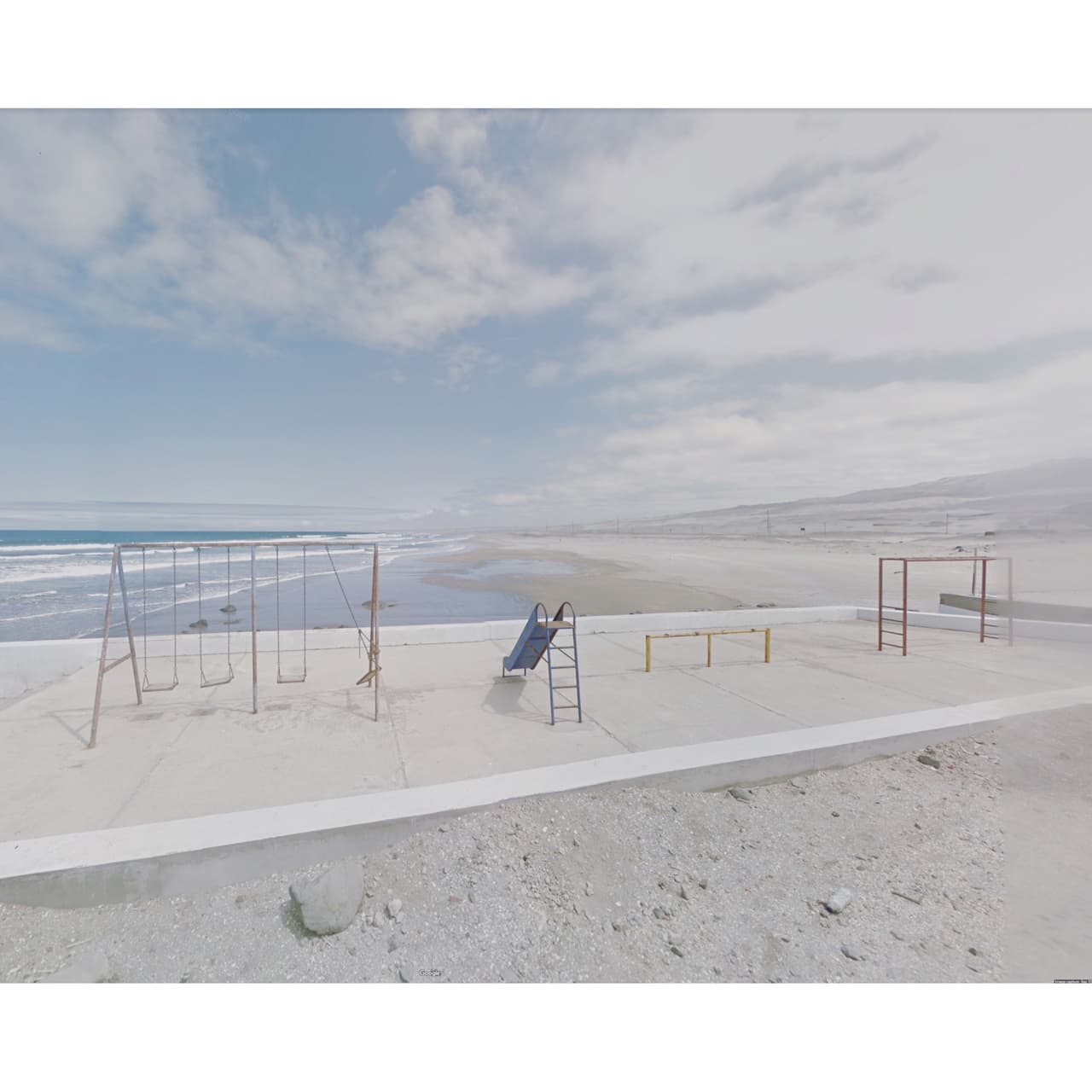 Me encanta cómo Google Street View es un universo paralelo, congelado en el tiempo en donde hay billones de fotogramas automatizados por ser explorados. Yo estoy tomando fotos de las fotos. Y, por supuesto, amo la idea de explorar lugares que tendría mucho problema en visitar en la vida real.