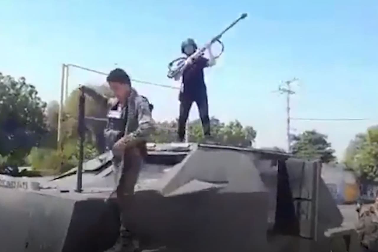 En un bullicioso paseo en Aguililla, el cartel también exhibió en otra grabación sus trofeos de guerra en la zona: dos vehículos blindados de fabricación casera, semejantes a tanques, de los que presumen como "otro regalito" arrebatado al cartel rival de 'Los Viagras'.