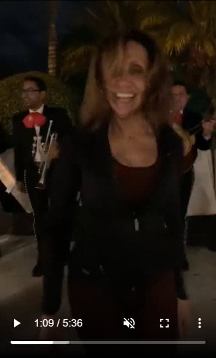 "¡Qué sorpresa!, yo pensé que estaba solita a las 12 de la noche y se me aparecieron ustedes", dijo al mariachi emocionada en la transmisión que hizo en Instagram. 
<br>