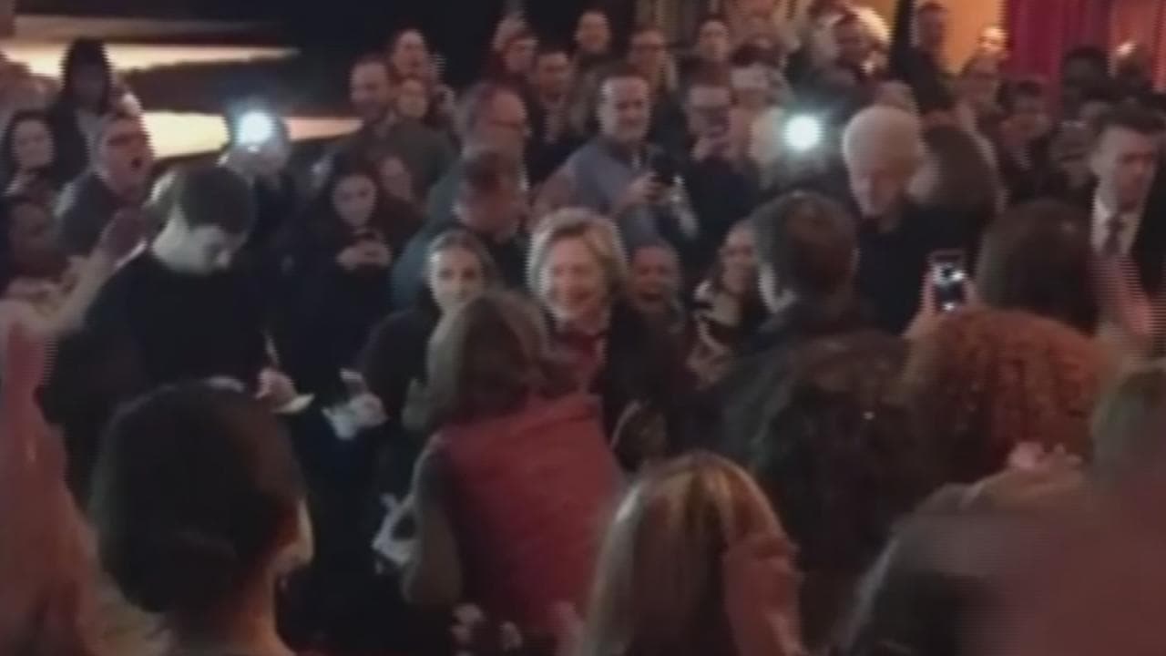 Clinton es ovacionada al ir a ver el musical 'The Color Purple' (¿recuerdan cuando Pence fue a Hamilton?)