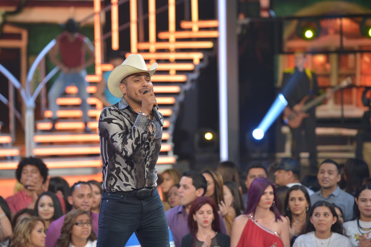 El bachatero fue el encargado de abrir el segundo show de Nuestra Belleza Latina. Y Espinoza, se dio el gustazo de su vida con las bellas en bikinis.