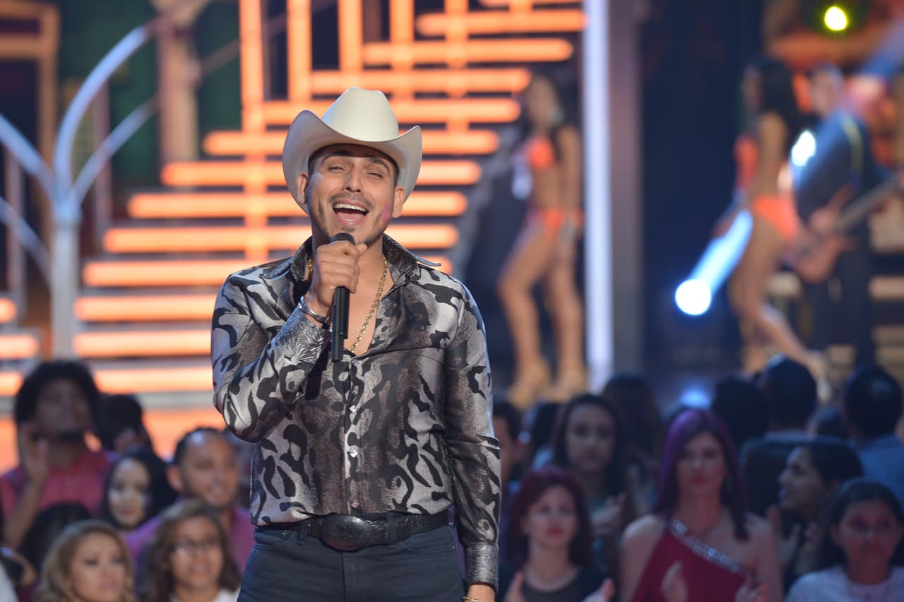 El bachatero fue el encargado de abrir el segundo show de Nuestra Belleza Latina. Y Espinoza, se dio el gustazo de su vida con las bellas en bikinis.