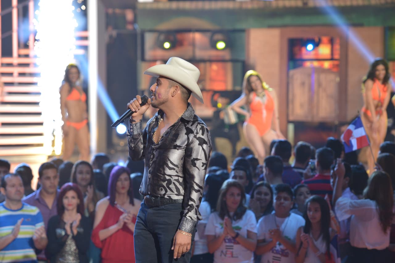 El bachatero fue el encargado de abrir el segundo show de Nuestra Belleza Latina. Y Espinoza, se dio el gustazo de su vida con las bellas en bikinis.