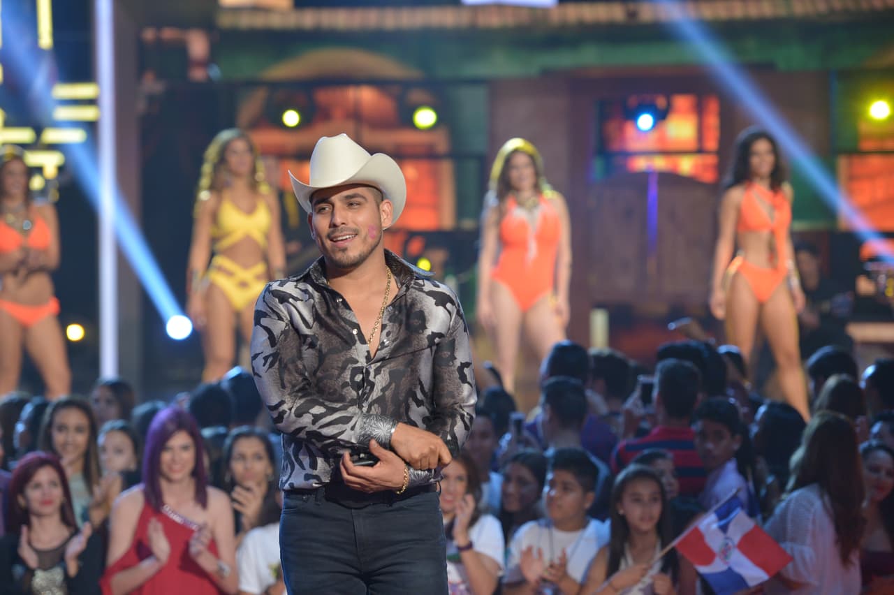 El bachatero fue el encargado de abrir el segundo show de Nuestra Belleza Latina. Y Espinoza, se dio el gustazo de su vida con las bellas en bikinis.