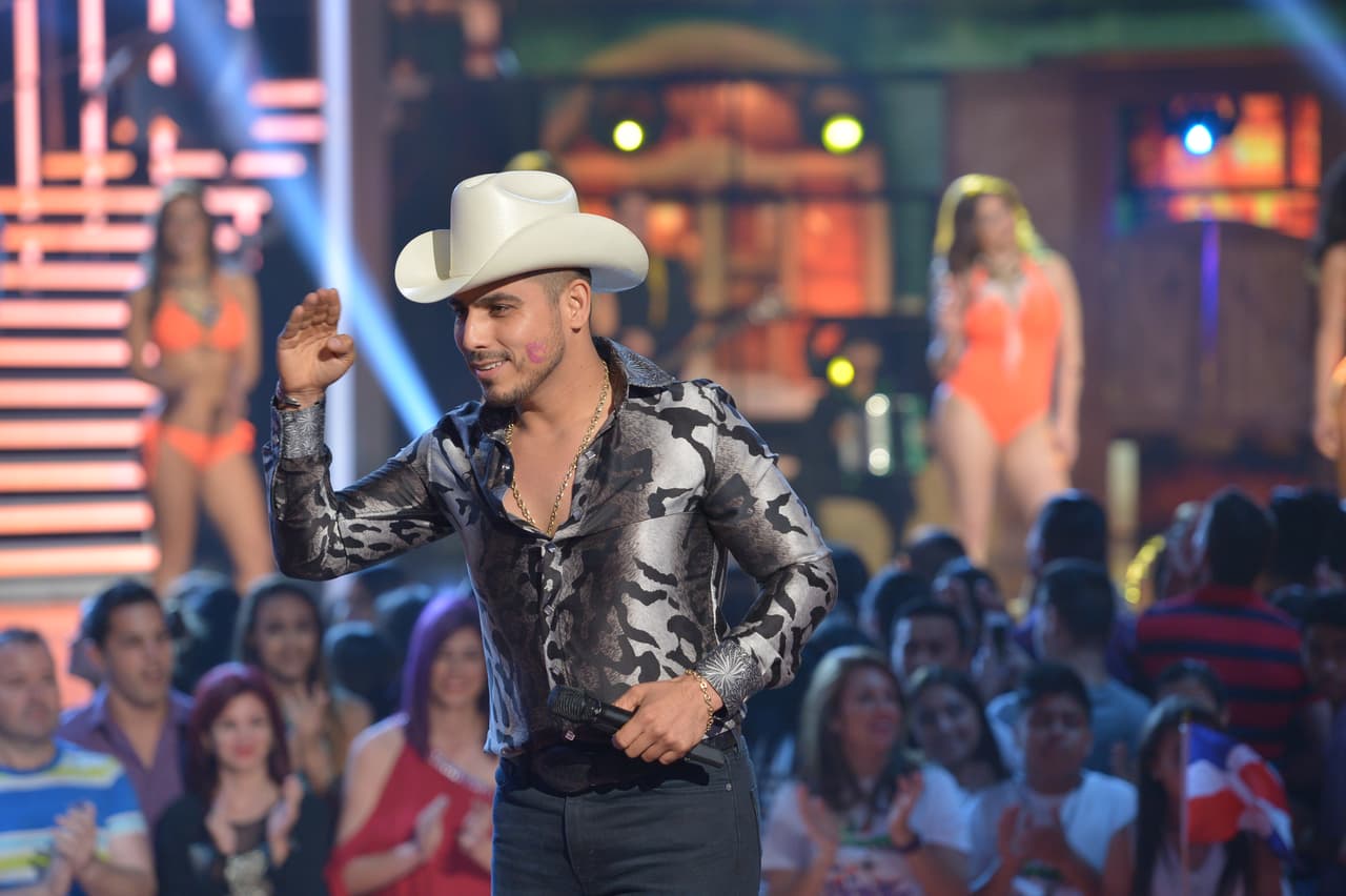 El bachatero fue el encargado de abrir el segundo show de Nuestra Belleza Latina. Y Espinoza, se dio el gustazo de su vida con las bellas en bikinis.