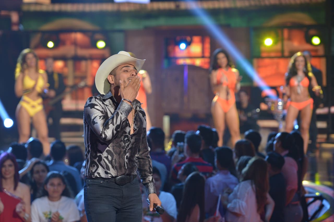 El bachatero fue el encargado de abrir el segundo show de Nuestra Belleza Latina. Y Espinoza, se dio el gustazo de su vida con las bellas en bikinis.