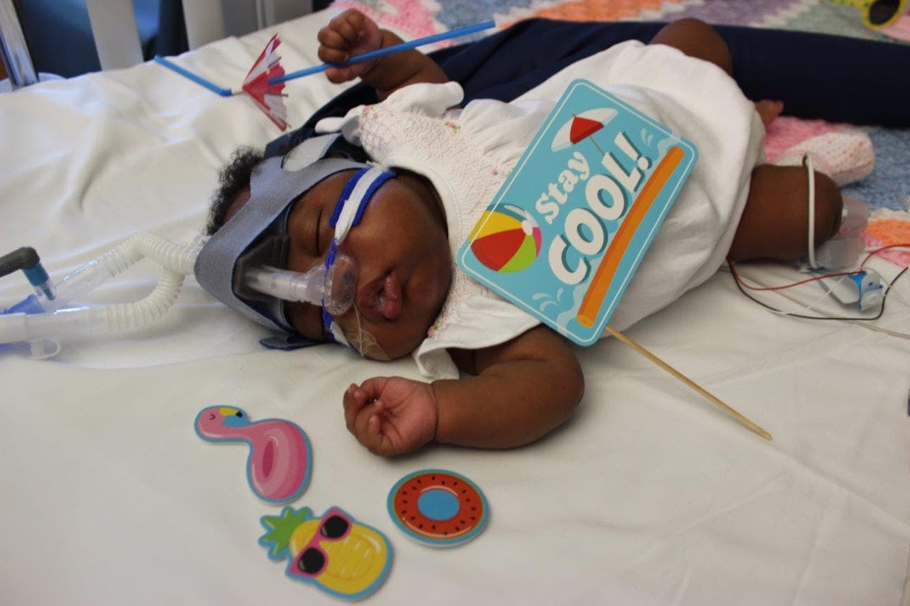 "Mucho de lo que trato de hacer es enfocarme en el sentimiento de normalidad y trato de recrearlo de manera segura para el ambiente en NICU". La especialista en
<b><a href="https://www.univision.com/local/chicago-wgbo/recompensa-5k-informacion-conductor-que-atropello-y-mato-a-jamyah-harris-una-bebe-de-1-ano-fotos"> cuidados intensivos pediátricos</a></b> indicó que las familias mostraron las ideas, su creatividad y fueron quienes concretaron la iniciativa.